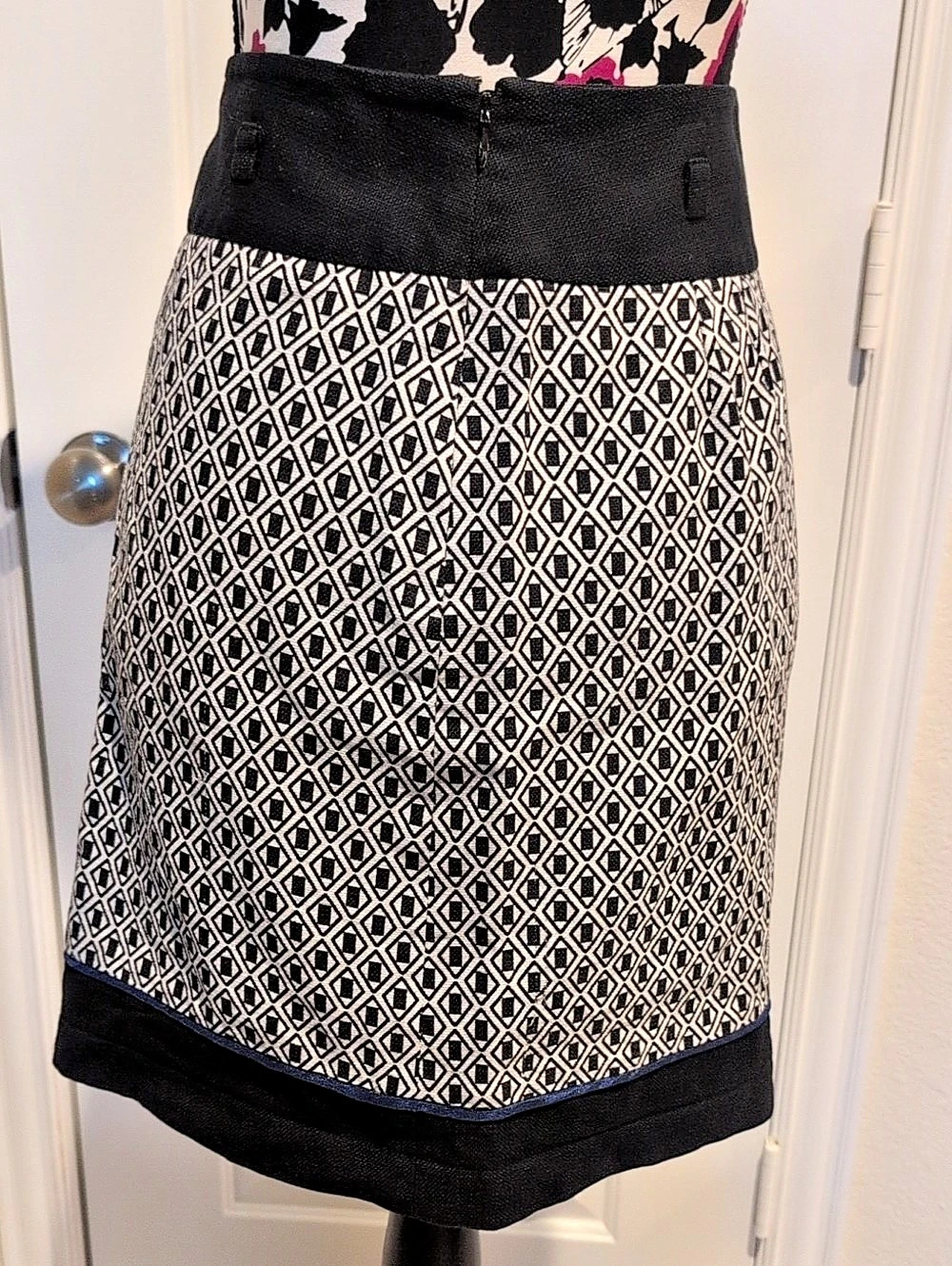 Ann Taylor Geometric Pencil Skirt in Black & White Size 4 Like New
